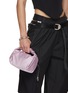 模特儿示范图 - 点击放大 - ALEXANDERWANG - SCRUNCHIE 缩褶水钻手提包