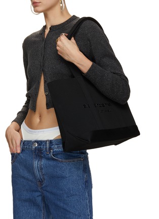 模特儿示范图 - 点击放大 - ALEXANDERWANG - LOGO 中号针织托特包