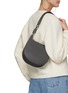 模特儿示范图 - 点击放大 - VALEXTRA - Small Leather Hobo Bag