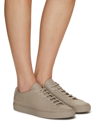 模特儿示范图 - 点击放大 - COMMON PROJECTS - ORIGINAL ACHILLES 低帮系带运动鞋