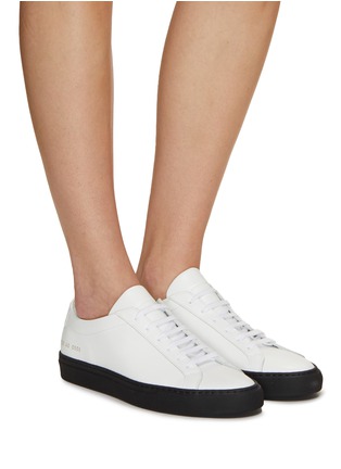 模特儿示范图 - 点击放大 - COMMON PROJECTS - ACHILLES 拼色系带运动鞋