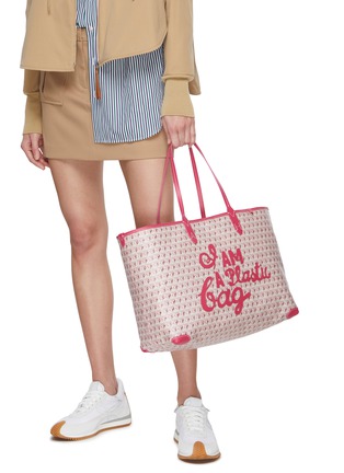 模特儿示范图 - 点击放大 - ANYA HINDMARCH - I AM A PLASTIC BAG 印花涂层帆布托特包 — 中号