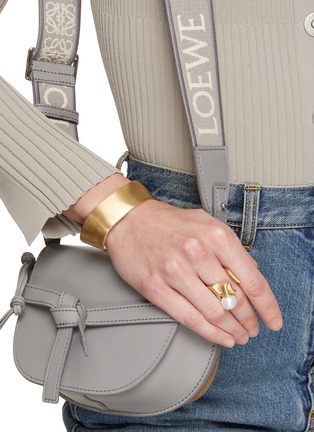 模特儿示范图 - 点击放大 - COMPLETEDWORKS - 开口造型镀金手镯