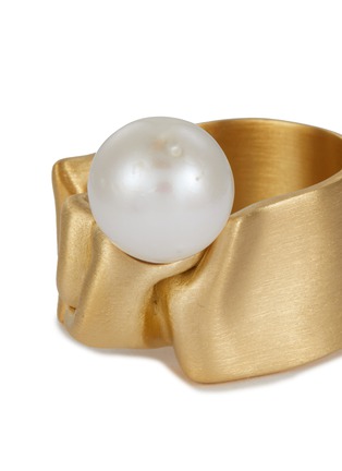细节 - 点击放大 - COMPLETEDWORKS - 珍珠缀饰褶皱造型镀金戒指