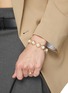 模特儿示范图 - 点击放大 - EDDIE BORGO - PAVÉ 珍珠 12 K 镀金手链