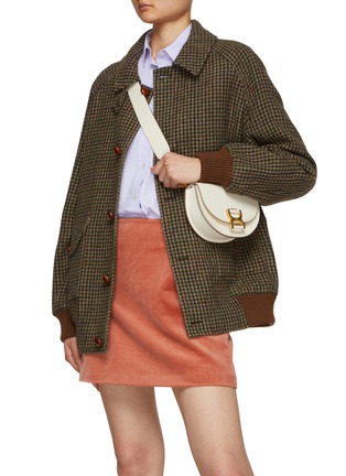 模特儿示范图 - 点击放大 - CHLOÉ - MARCIE 金属扣饰真皮斜挎包