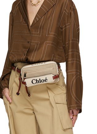 模特儿示范图 - 点击放大 - CHLOÉ - WOODY 真皮边饰亚麻单肩包
