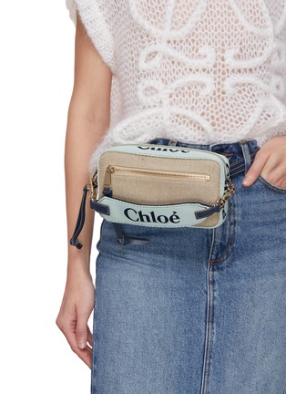 模特儿示范图 - 点击放大 - CHLOÉ - WOODY 真皮边饰亚麻单肩包