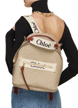 模特儿示范图 - 点击放大 - CHLOÉ - WOODY 真皮边饰亚麻双肩包