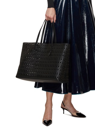 模特儿示范图 - 点击放大 - ALAÏA - MINA 44 几何镂空真皮托特包