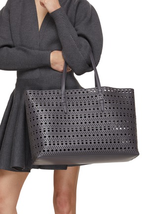模特儿示范图 - 点击放大 - ALAÏA - MINA 44 几何镂空真皮托特包