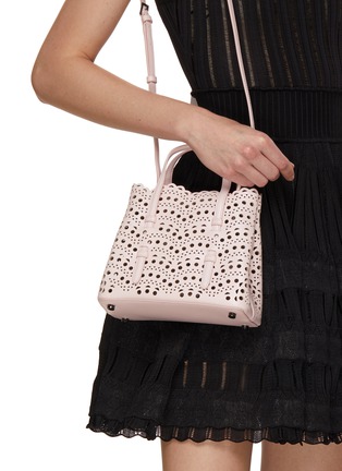 模特儿示范图 - 点击放大 - ALAÏA - MINA 20 镂空真皮托特包