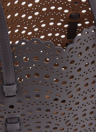 细节 - 点击放大 - ALAÏA - MINA 25 镂空真皮托特包