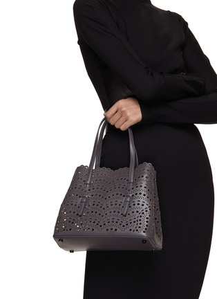 模特儿示范图 - 点击放大 - ALAÏA - MINA 25 镂空真皮托特包