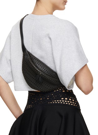 模特儿示范图 - 点击放大 - ALAÏA - BUMBAG XS 镂空真皮腰包