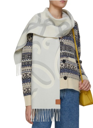 模特儿示范图 - 点击放大 - LOEWE - ANAGRAM 羊毛混羊绒流苏围巾