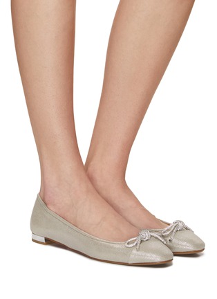 模特儿示范图 - 点击放大 - AQUAZZURA - 蝴蝶结金属感平底鞋