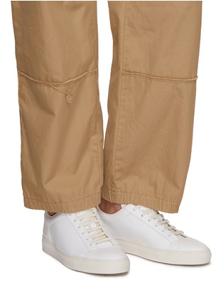 模特儿示范图 - 点击放大 - COMMON PROJECTS - RETRO ACHILLES 低帮真皮运动鞋