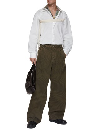 模特儿示范图 - 点击放大 - DRIES VAN NOTEN - 螺旋纹阔腿牛仔裤