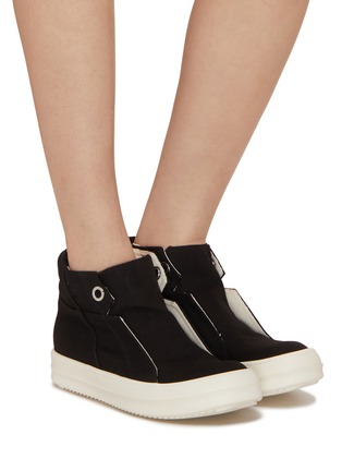 模特儿示范图 - 点击放大 - RICK OWENS DRKSHDW - 牛仔布高帮运动鞋