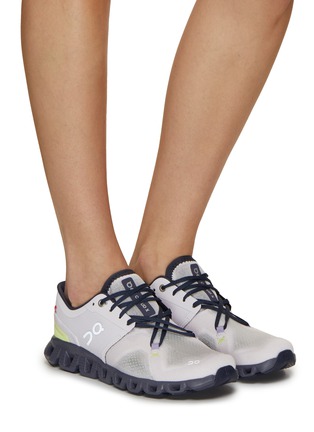 模特儿示范图 - 点击放大 - ON - Cloud X 3 低帮系带运动鞋