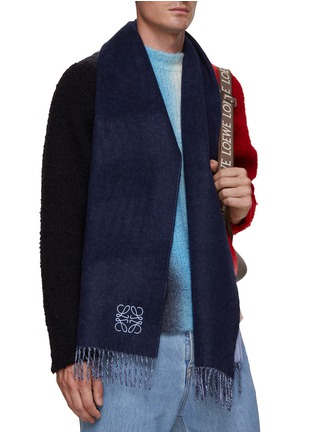 模特儿示范图 - 点击放大 - LOEWE - ANAGRAM LOGO 双色羊毛混羊绒围巾