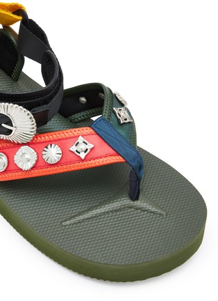 细节 - 点击放大 - SUICOKE - X TOGA TONO 金属扣饰夹脚凉鞋