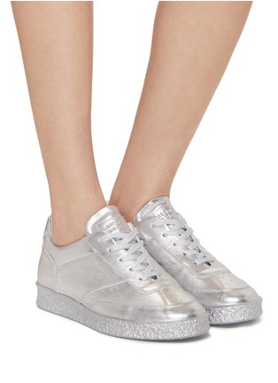 模特儿示范图 - 点击放大 - MM6 MAISON MARGIELA - 金属感真皮运动鞋