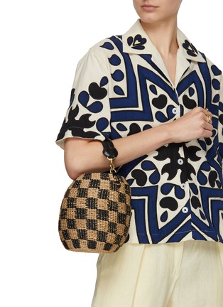 模特儿示范图 - 点击放大 - CLARE V. - Pot de Miel Chequered Basket Bag