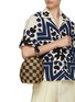 模特儿示范图 - 点击放大 - CLARE V. - Pot de Miel Chequered Basket Bag