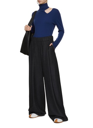 模特儿示范图 - 点击放大 - ARCH4 - 切割高领毛衣