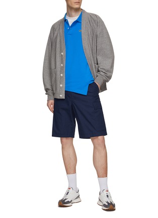 模特儿示范图 - 点击放大 - COMME DES GARÇONS SHIRT - X LACOSTE 倾斜式 POLO 衫