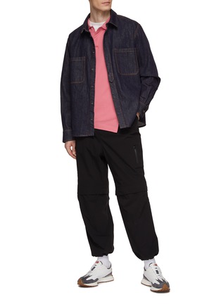 模特儿示范图 - 点击放大 - COMME DES GARÇONS SHIRT - X LACOSTE 倾斜式 POLO 衫