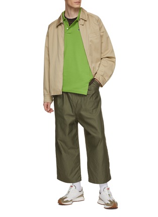 模特儿示范图 - 点击放大 - COMME DES GARÇONS SHIRT - X LACOSTE 倾斜式 POLO 衫