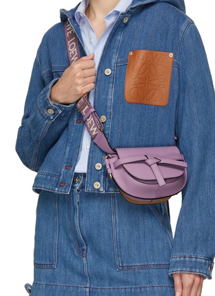 模特儿示范图 - 点击放大 - LOEWE - GATE DUAL 迷你真皮单肩包