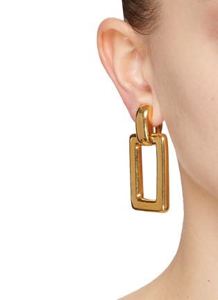 模特示范图 - 点击放大 - LANE CRAWFORD VINTAGE ACCESSORIES - Gold Tone Square Hoop Earrings