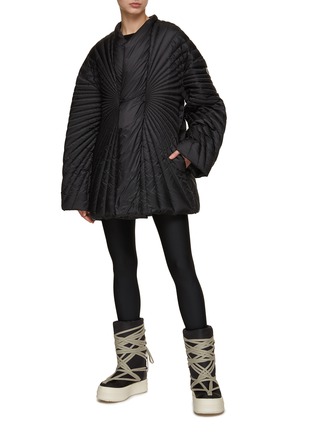 模特儿示范图 - 点击放大 - RICK OWENS - X MONCLER 射线状绗缝外套