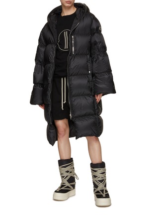 模特儿示范图 - 点击放大 - RICK OWENS - X MONCLER 绗缝连帽外套
