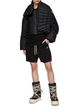 模特儿示范图 - 点击放大 - RICK OWENS - X MONCLER 射线状绗缝外套