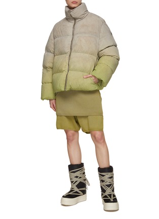 模特儿示范图 - 点击放大 - RICK OWENS - X MONCLER 绗缝高领外套