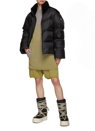 模特儿示范图 - 点击放大 - RICK OWENS - X MONCLER 绗缝高领外套