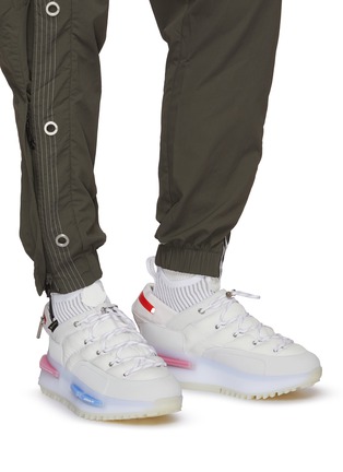 模特儿示范图 - 点击放大 - MONCLER - X ADIDAS ORIGINALS 拼接跑鞋