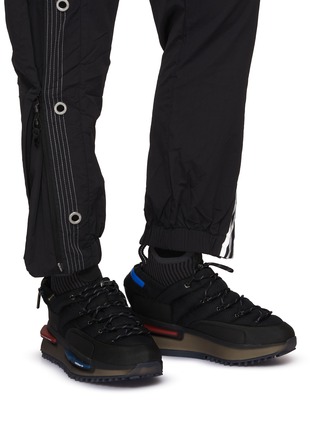模特儿示范图 - 点击放大 - MONCLER - X ADIDAS ORIGINALS 拼接跑鞋