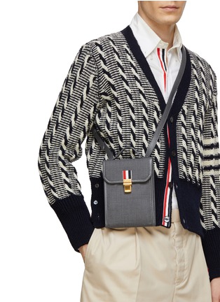 模特儿示范图 - 点击放大 - THOM BROWNE - 三重条纹饰斜挎包