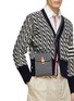 模特儿示范图 - 点击放大 - THOM BROWNE - 三重条纹饰斜挎包