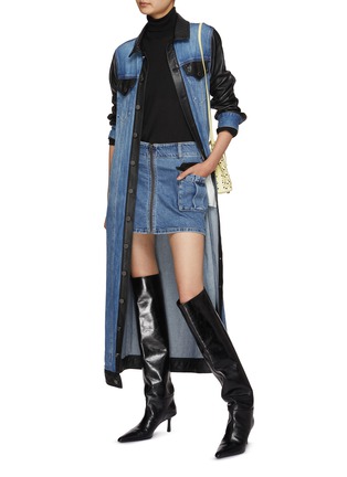 模特儿示范图 - 点击放大 - ALICE + OLIVIA - 仿皮革拼接牛仔大衣