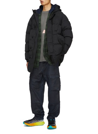 模特儿示范图 - 点击放大 - STONE ISLAND - 绗缝羽绒派克大衣