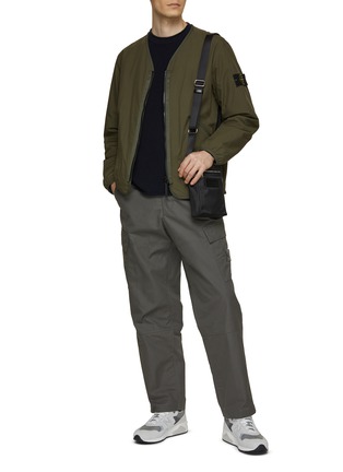 模特儿示范图 - 点击放大 - STONE ISLAND - 拉链 V 领外套