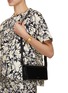 模特儿示范图 - 点击放大 - JIL SANDER - ALL DAY 真皮翻盖单肩包