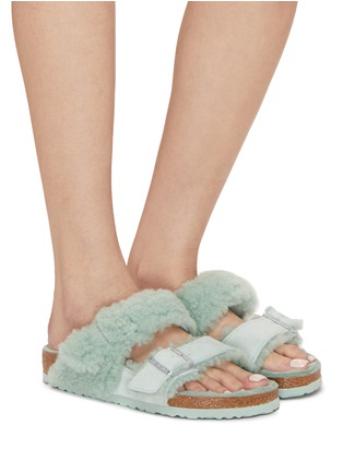 模特儿示范图 - 点击放大 - BIRKENSTOCK - ARIZONA 绒面双带凉鞋